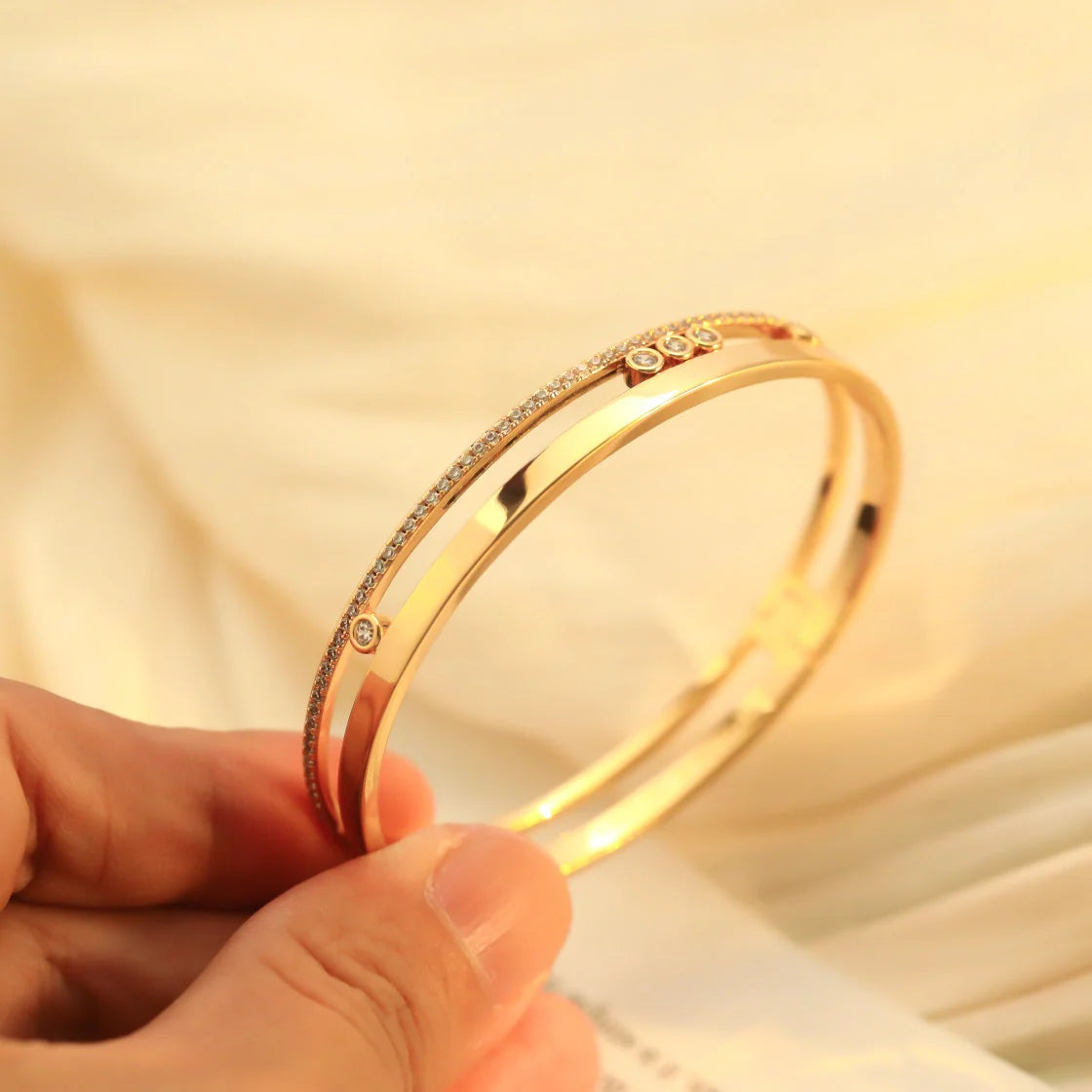 [Love's Uplift ]Move Romane Diamond Bangle Bracelet