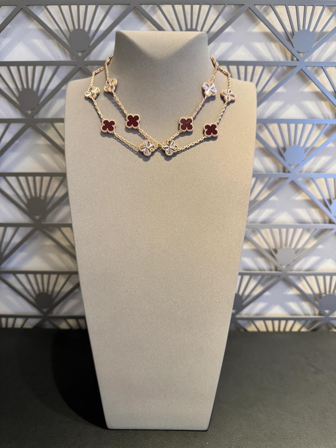 [Love's Uplift]CLOVER 20 MOTIFS LASER CARNELIAN NECKLACE