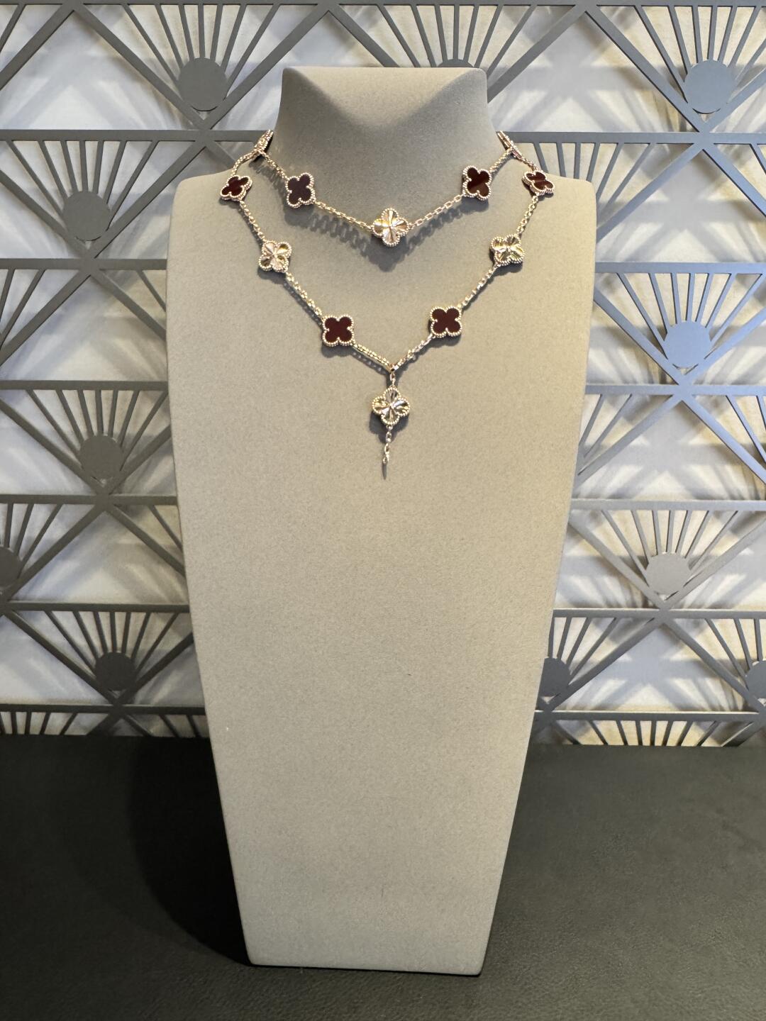 [Love's Uplift]CLOVER 20 MOTIFS LASER CARNELIAN NECKLACE