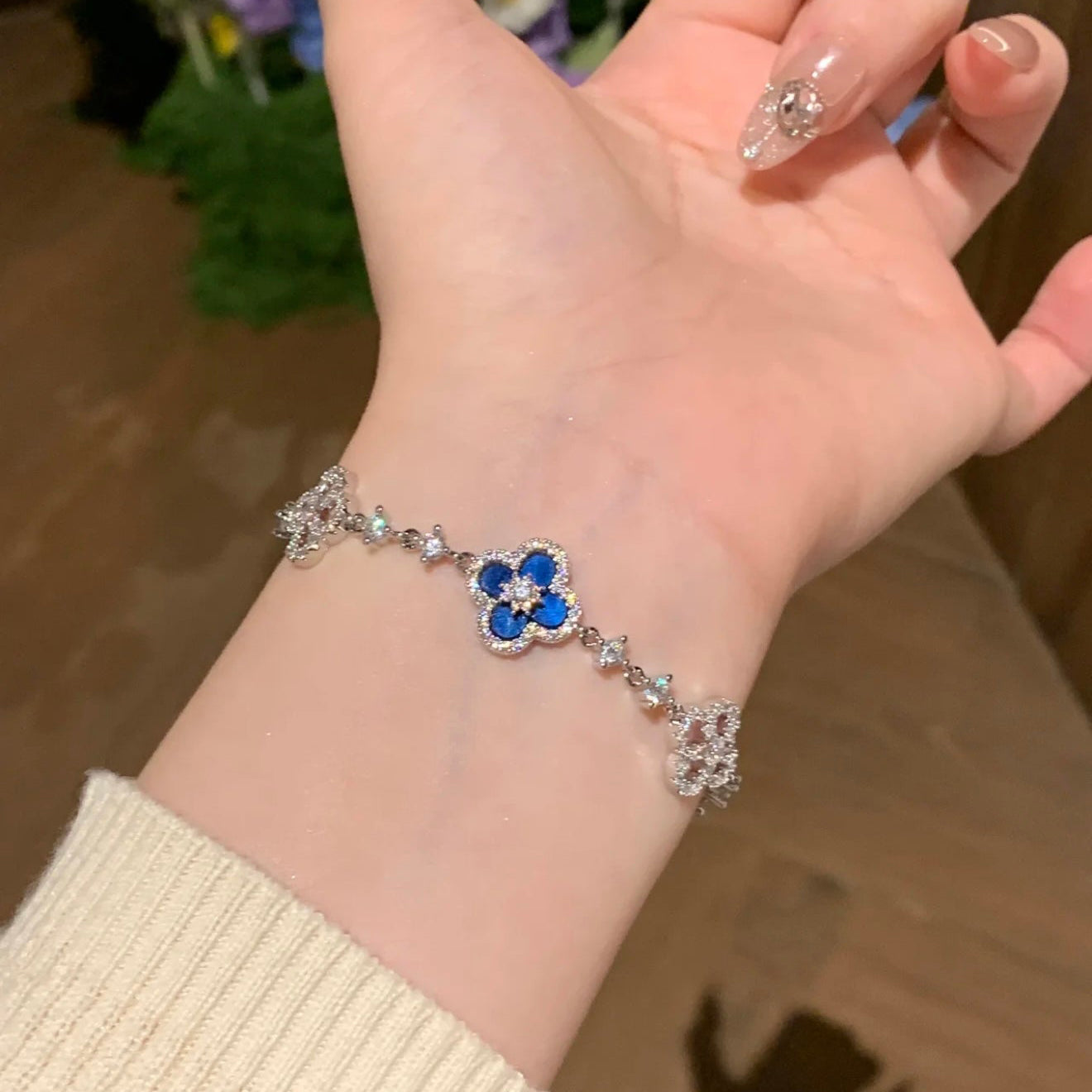 [Love's Uplift]CLOVER 5 MOTIF PINK BLUE RED WHITE BRACELET