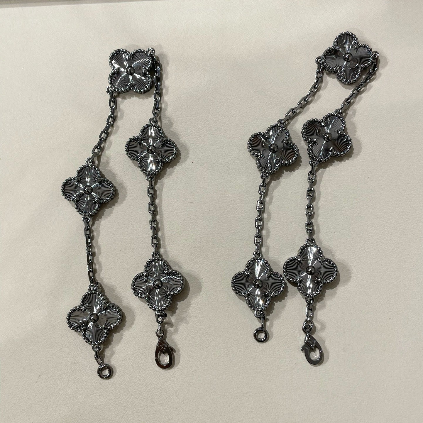 [ Love's Uplift Jewelry]CLOVER 5 MOTIF BLACK BRACELET
