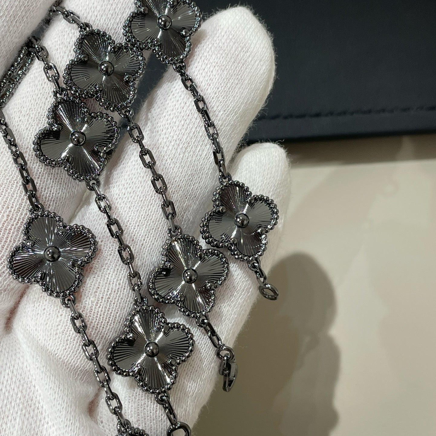 [Love's Uplift]CLOVER 5 MOTIF BLACK BRACELET