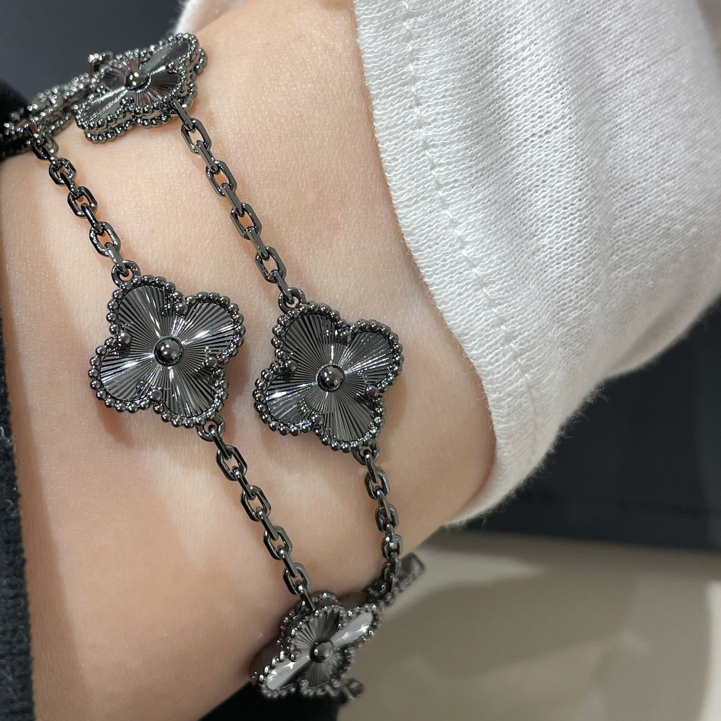 [Love's Uplift]CLOVER 5 MOTIF BLACK BRACELET