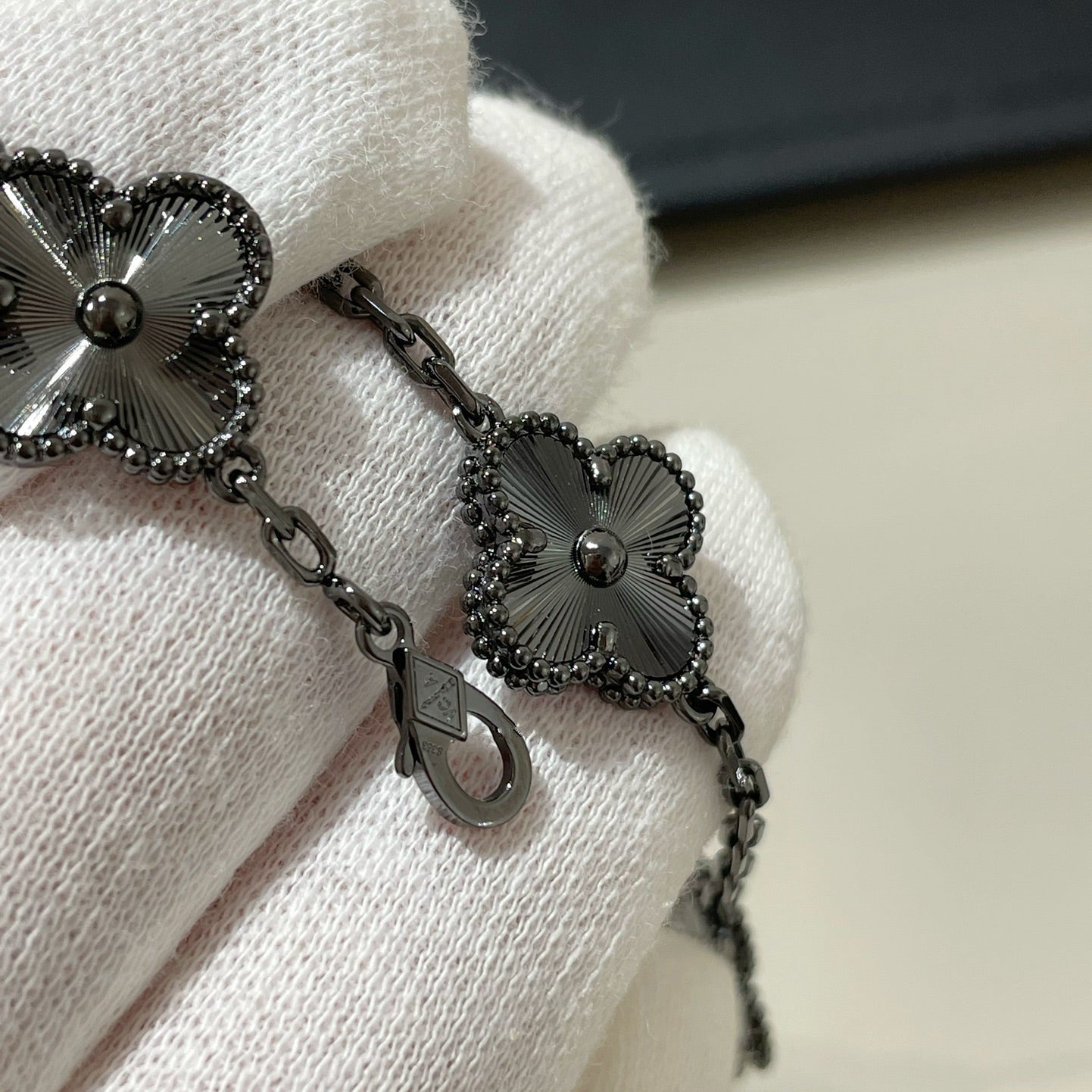 [Love's Uplift]CLOVER 5 MOTIF BLACK BRACELET