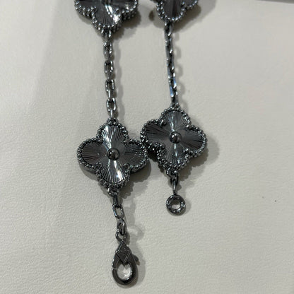 [Love's Uplift]CLOVER 5 MOTIF BLACK BRACELET