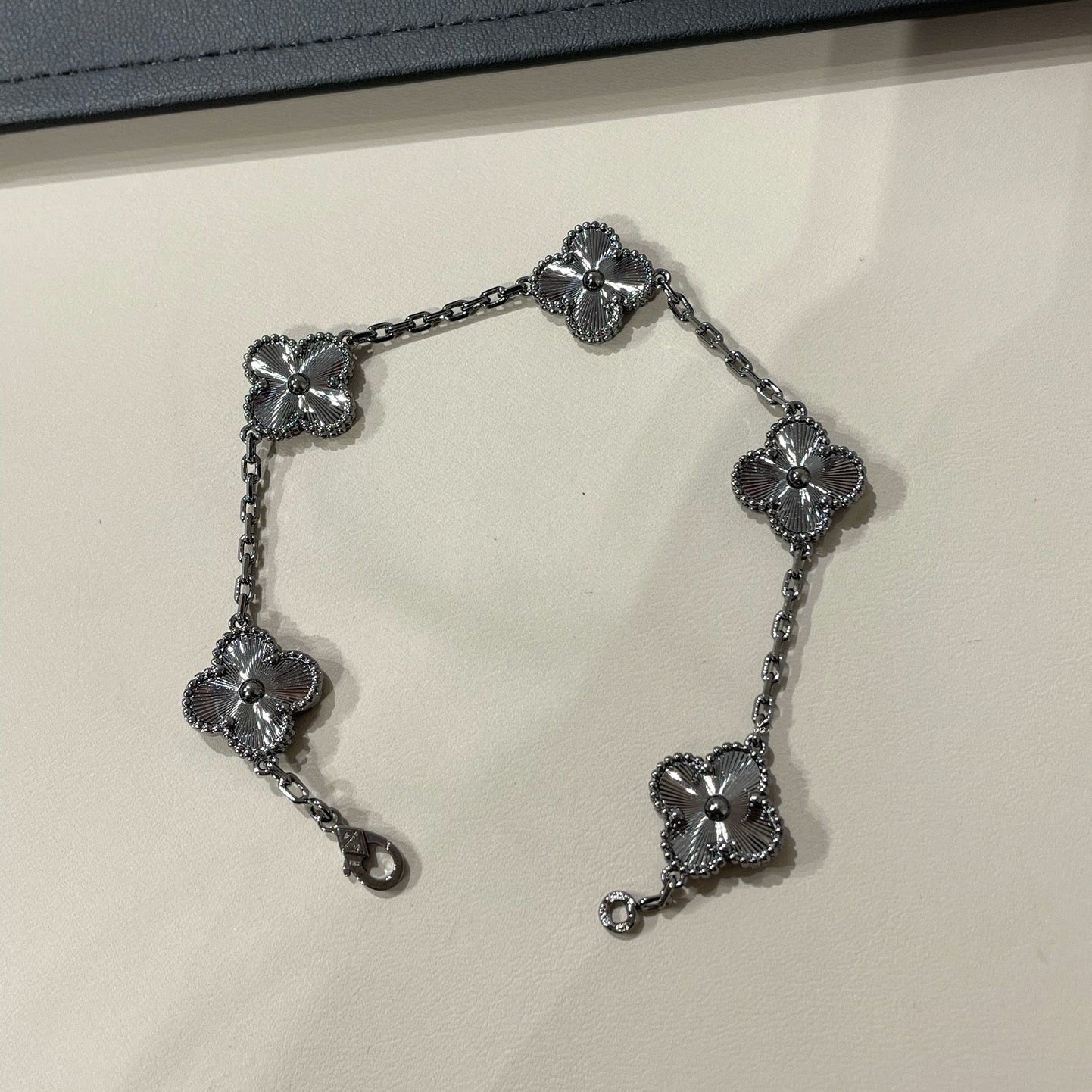 [ Love's Uplift Jewelry]CLOVER 5 MOTIF BLACK BRACELET