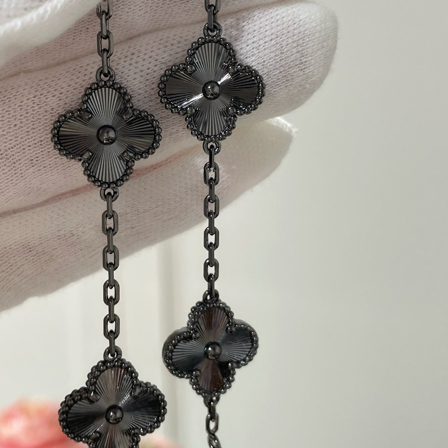 [Love's Uplift]CLOVER 5 MOTIF BLACK BRACELET