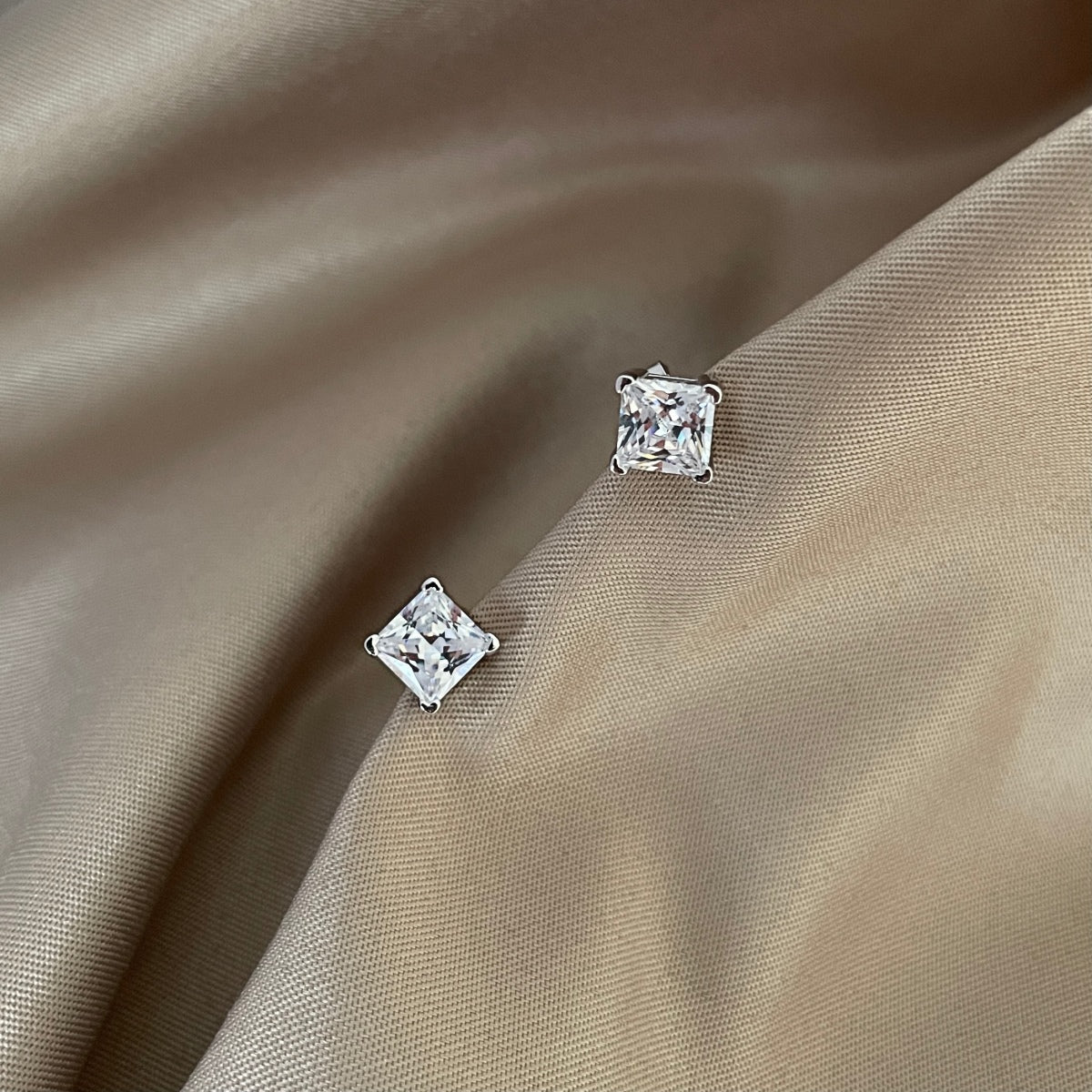 [Love's Uplift]Delicate Square Shape Earrings