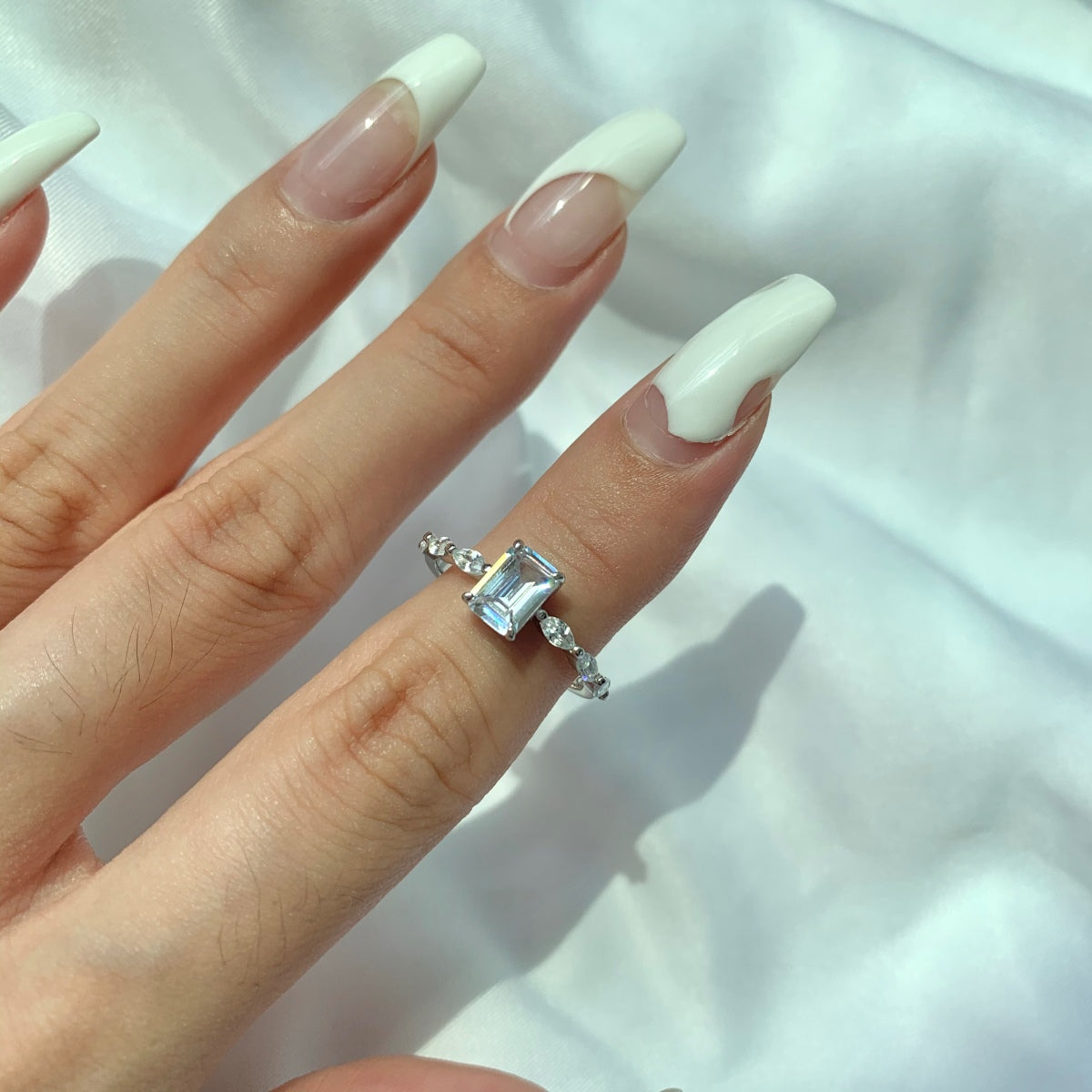 [Love's Uplift]1.0 Carat Dainty Resplendent Radiant Cut Daily Ring