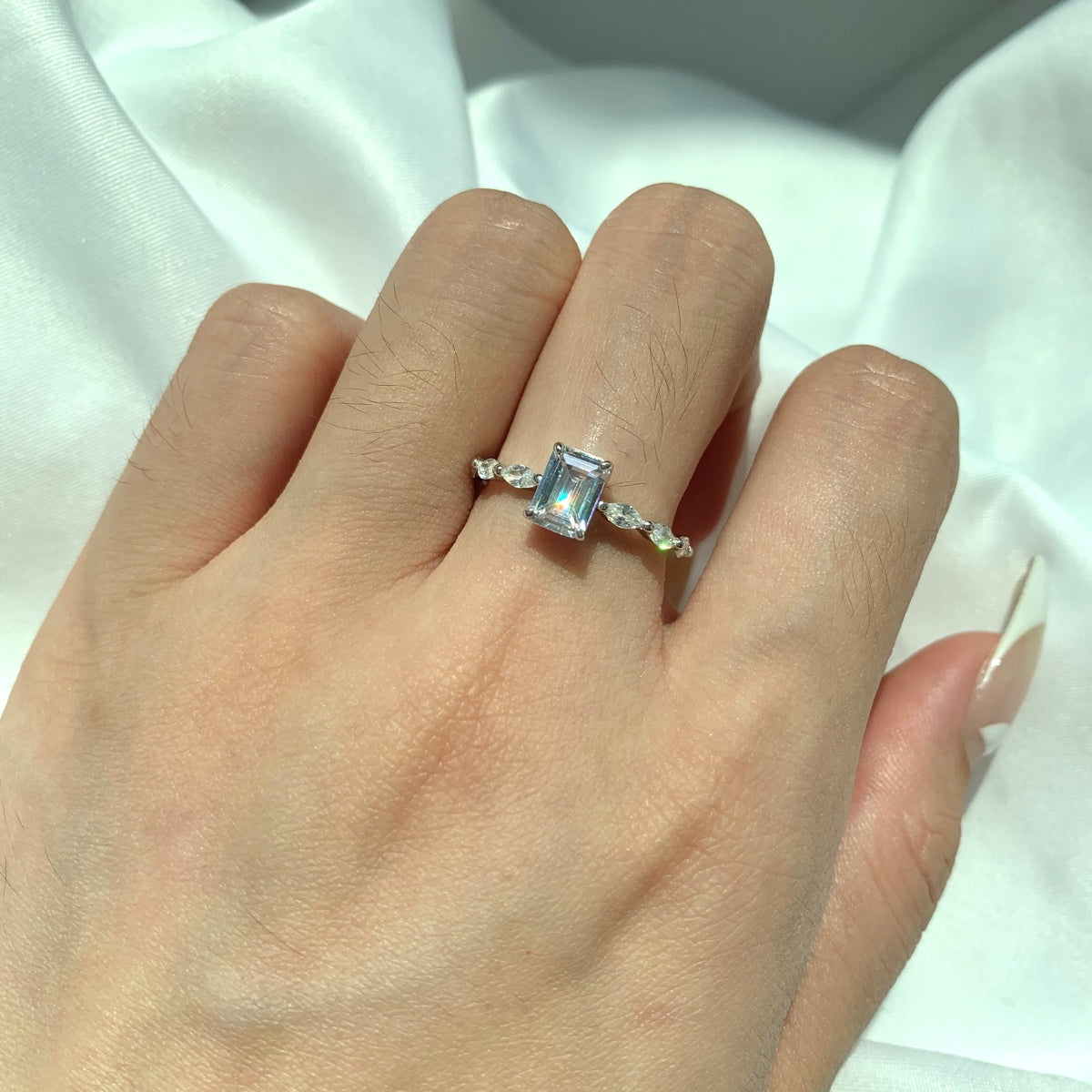 [Love's Uplift]1.0 Carat Dainty Resplendent Radiant Cut Daily Ring