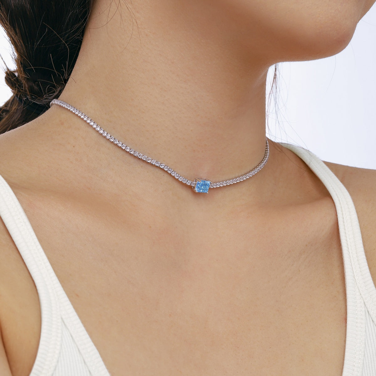 [Love's Uplift]2.0 carat Ornate Emerald Cut Necklace
