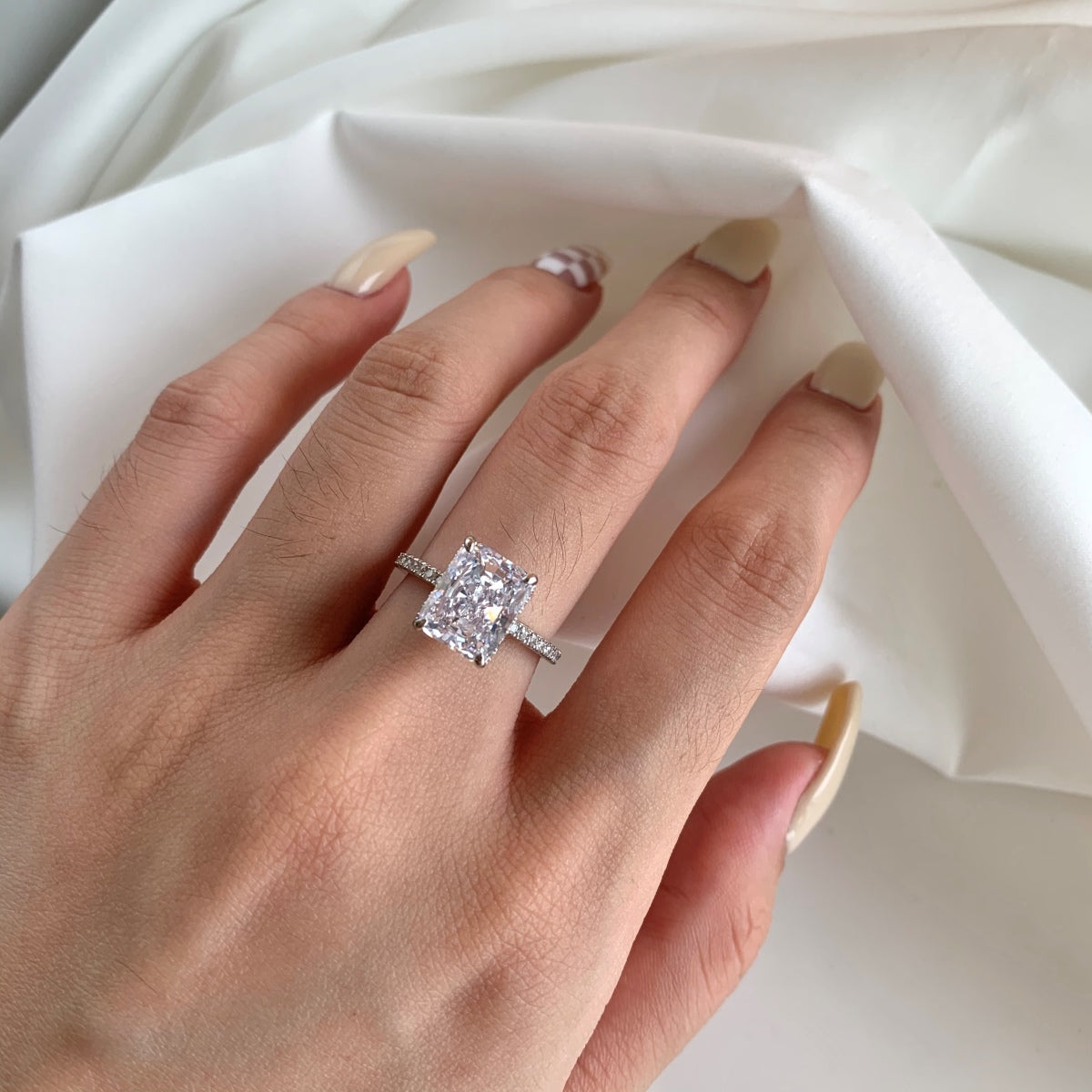 [Love's Uplift]4.0 Carat Luxurious Engagement Ring