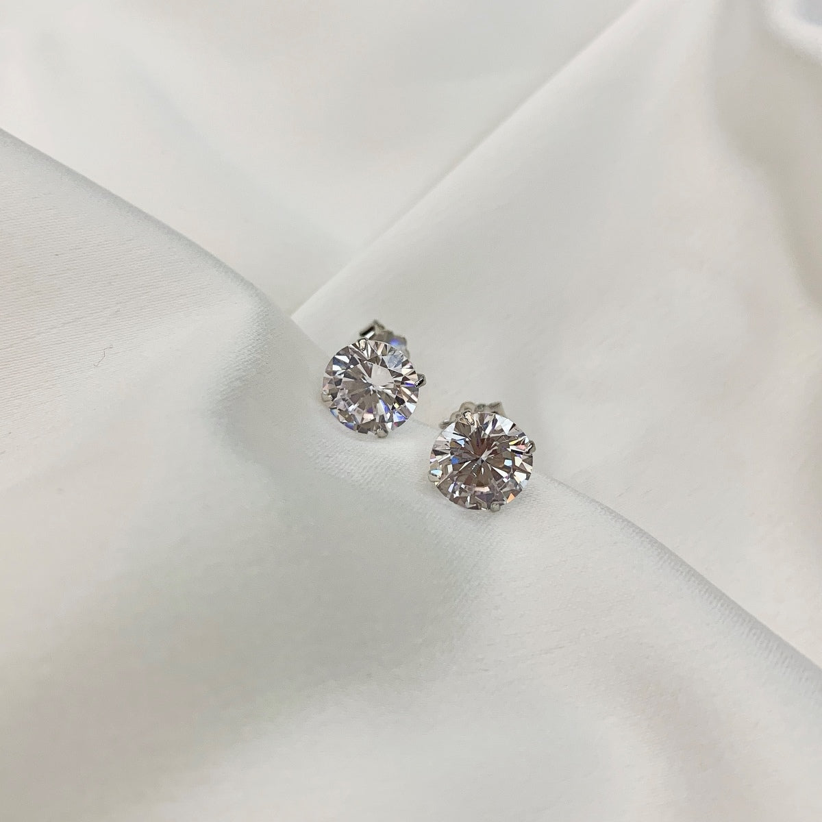[Love's Uplift]Stylish Shiny Round Center Stone Stud Earrings