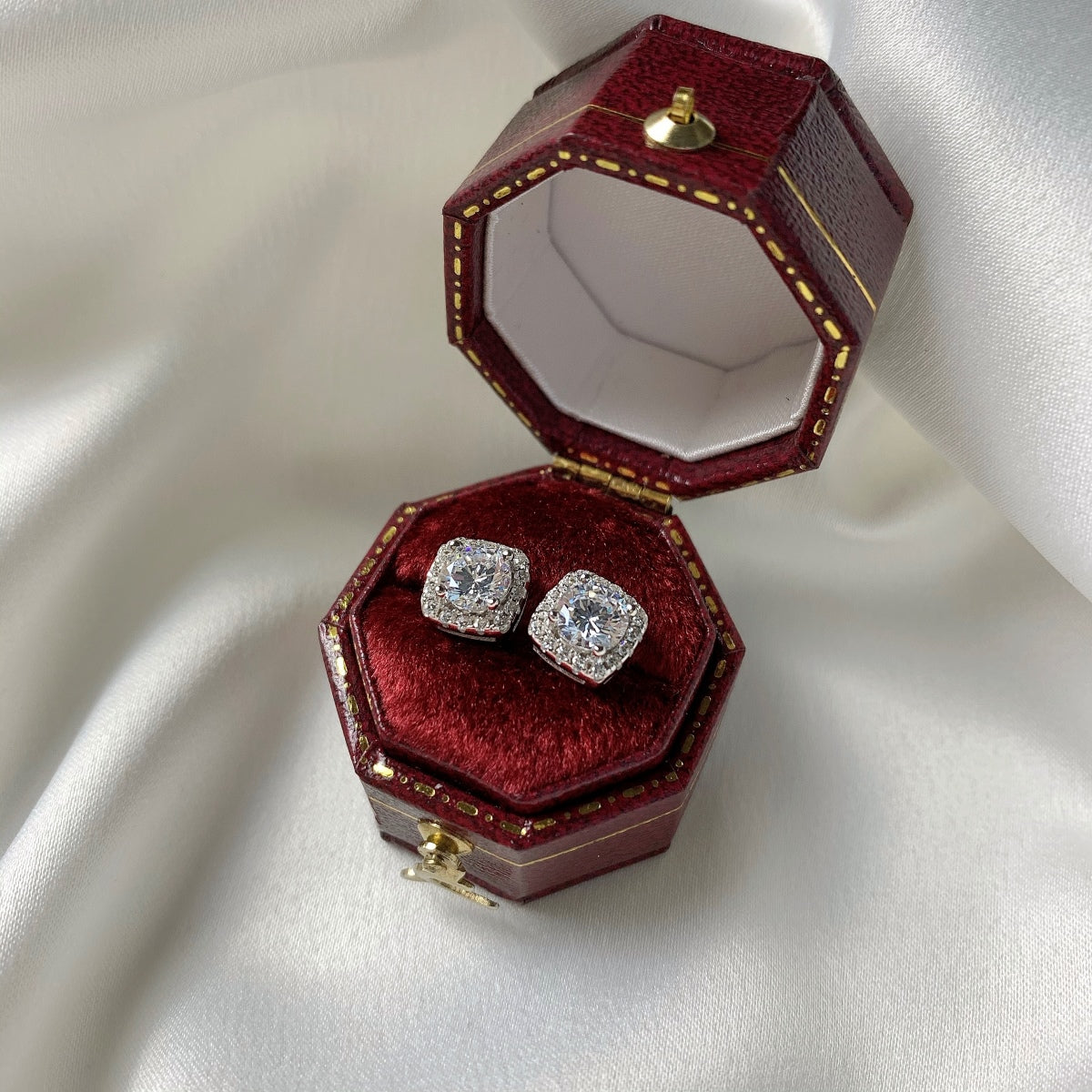 [Love's Uplift]Classic Round Center Stone Stud Earrings