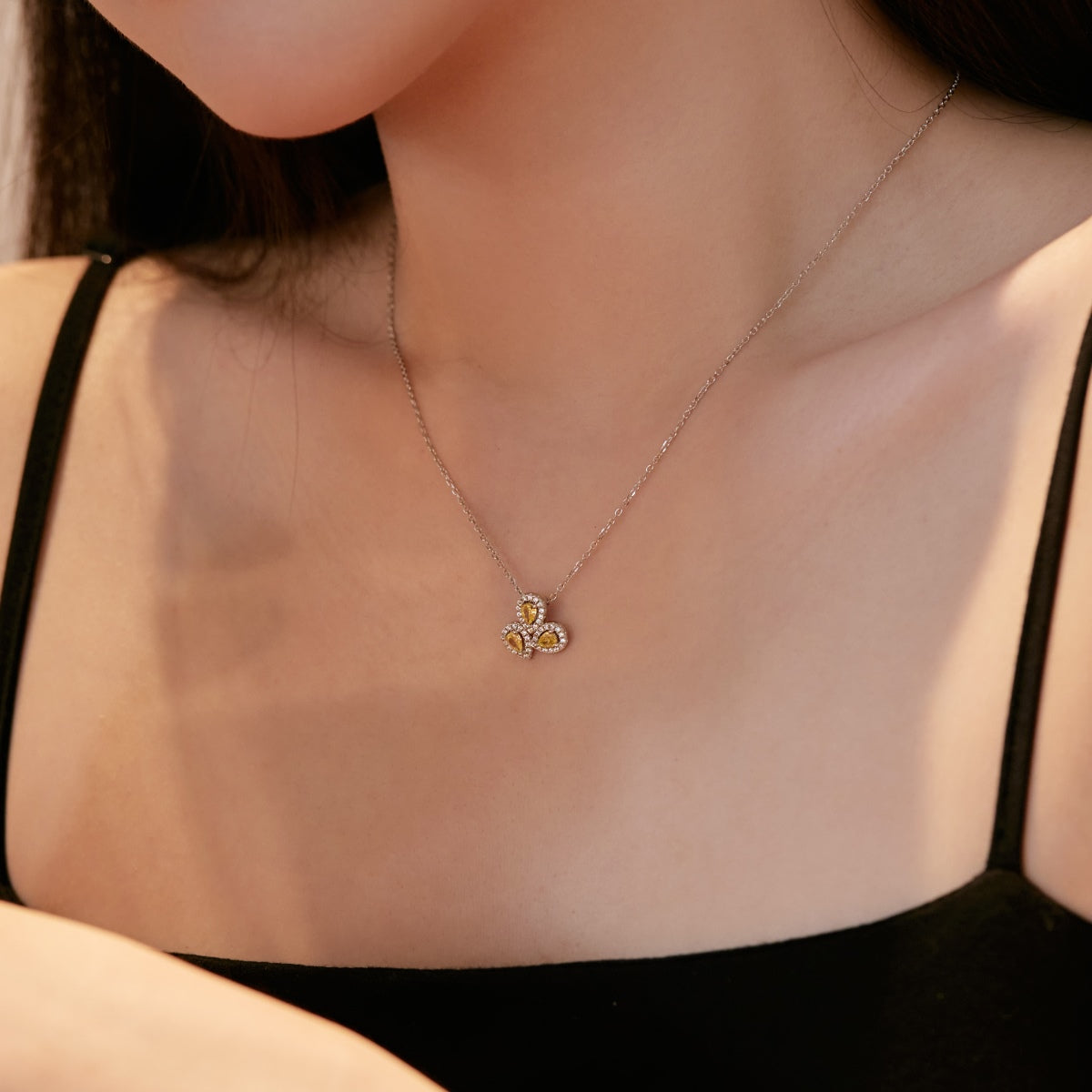 [Love's Uplift]Elegant Flower Shape Pear Cut Necklace