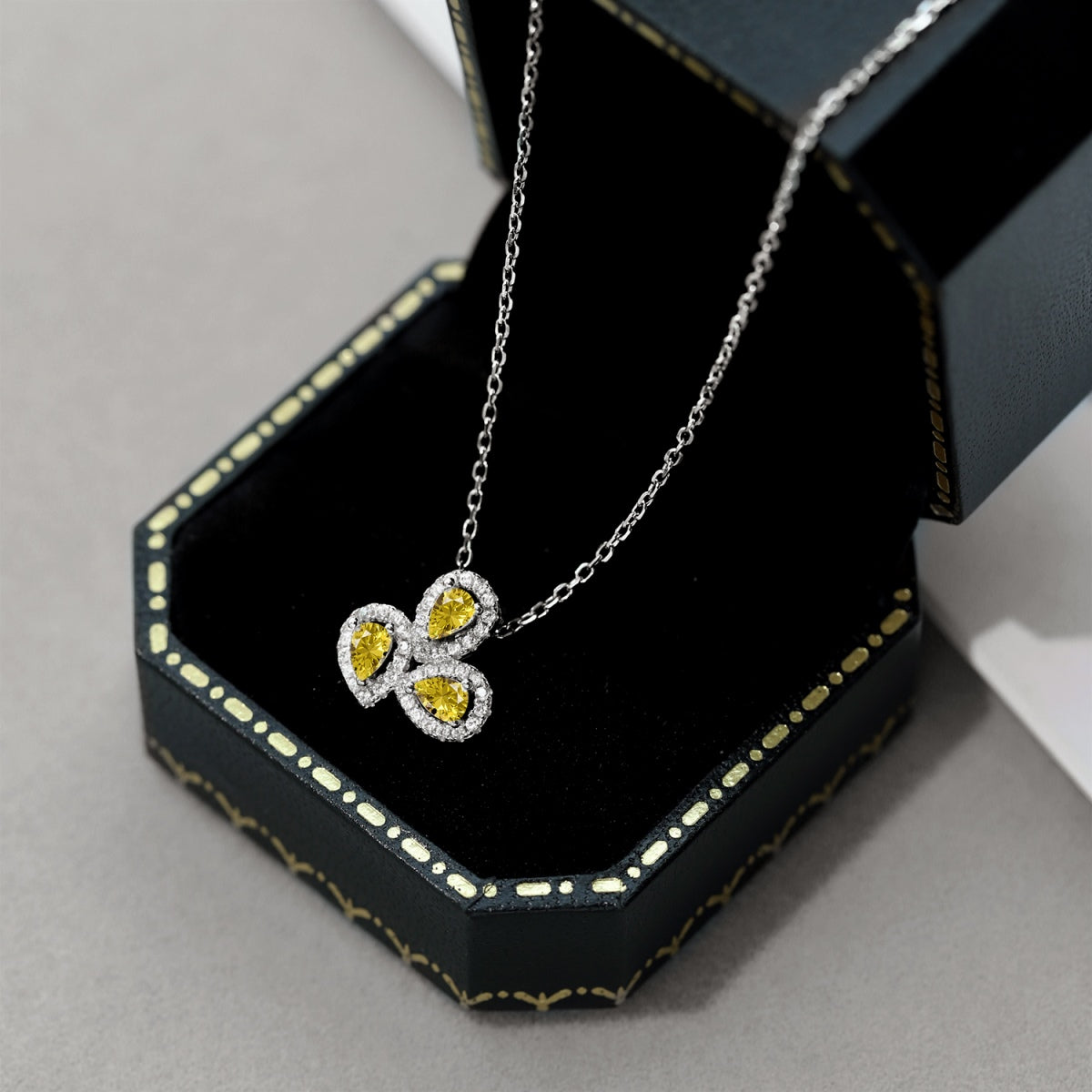 [Love's Uplift]Elegant Flower Shape Pear Cut Necklace