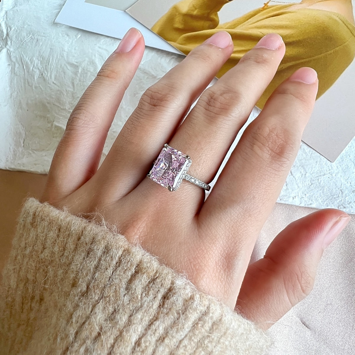 [Love's Uplift]4.0 Carat Luxurious Engagement Ring