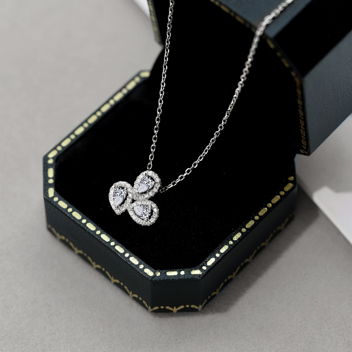 [Love's Uplift]Elegant Flower Shape Pear Cut Necklace