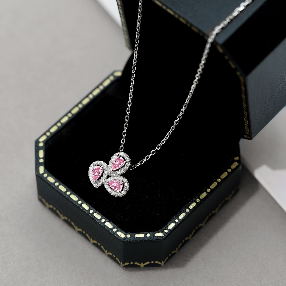 [Love's Uplift]Elegant Flower Shape Pear Cut Necklace