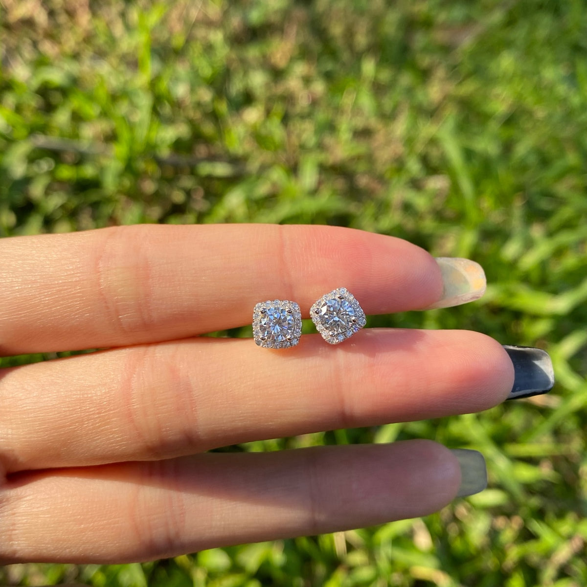 [Love's Uplift]Classic Round Center Stone Stud Earrings