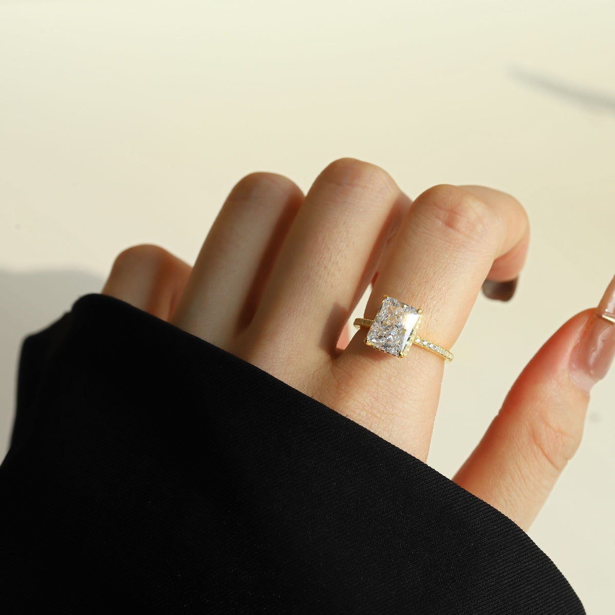 [Love's Uplift]4.0 Carat Luxurious Engagement Ring