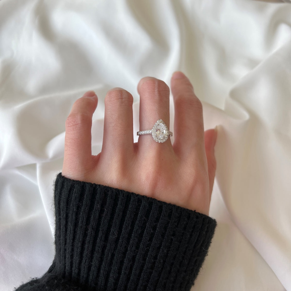 [Love's Uplift]1.0 Carat Luxurious Resplendent Water Drop Shape Wedding Ring