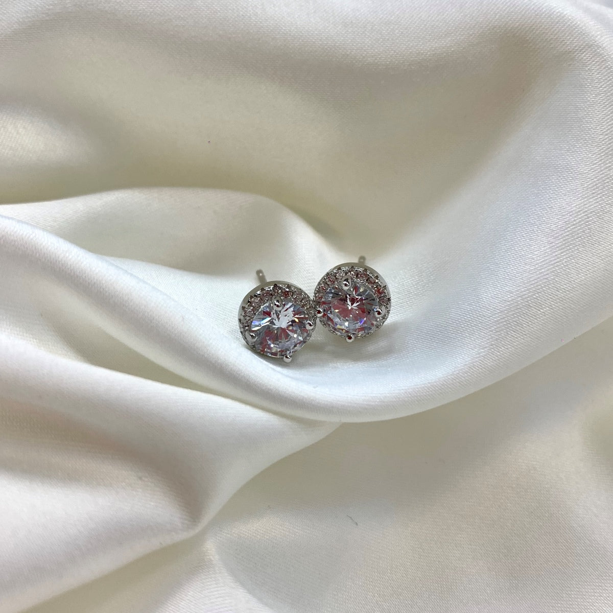 [Love's Uplift]Classic Princess Round Shape Earrings