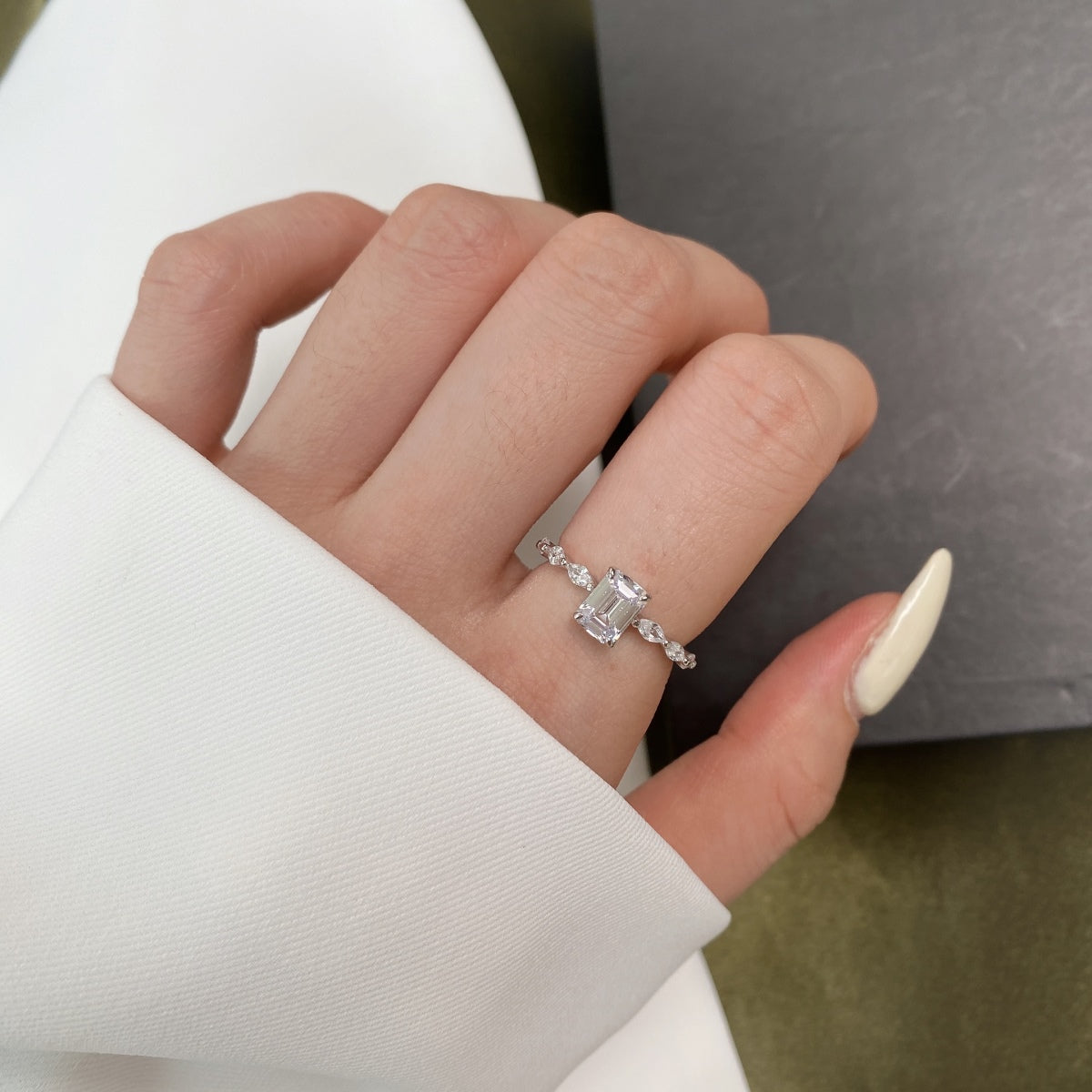 [Love's Uplift]1.0 Carat Dainty Resplendent Radiant Cut Daily Ring