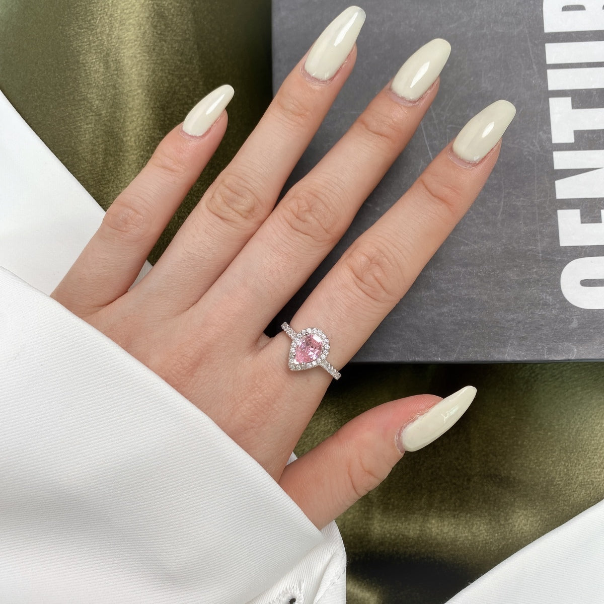 [Love's Uplift]1.0 Carat Luxurious Resplendent Water Drop Shape Wedding Ring