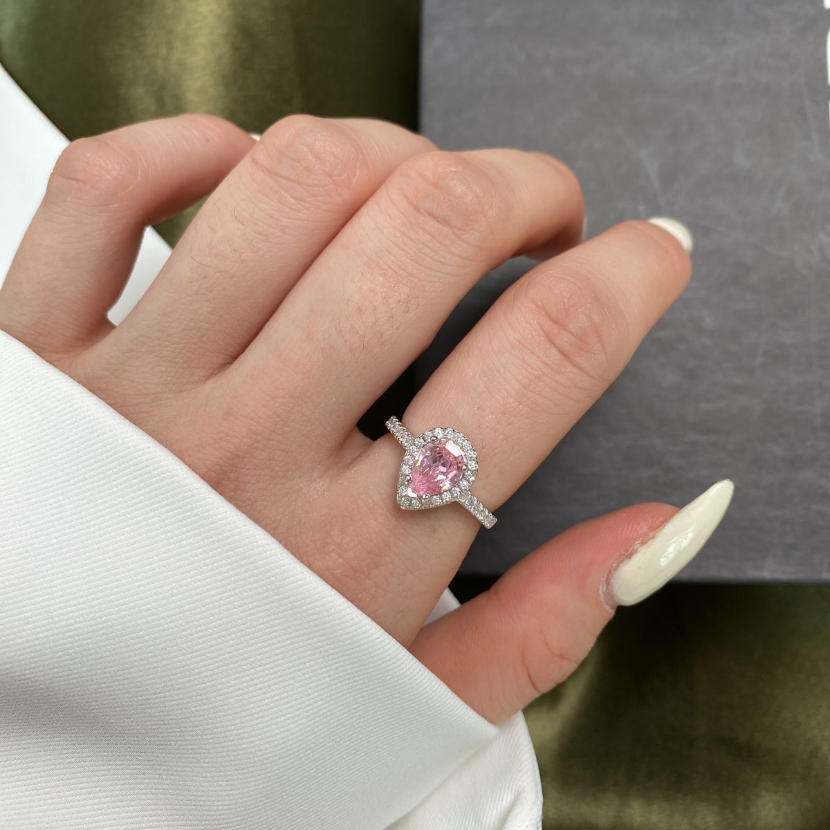 [Love's Uplift]1.0 Carat Luxurious Resplendent Water Drop Shape Wedding Ring