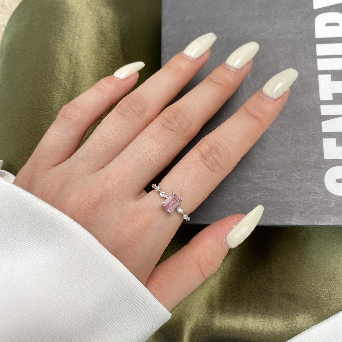 [Love's Uplift]1.0 Carat Dainty Resplendent Radiant Cut Daily Ring