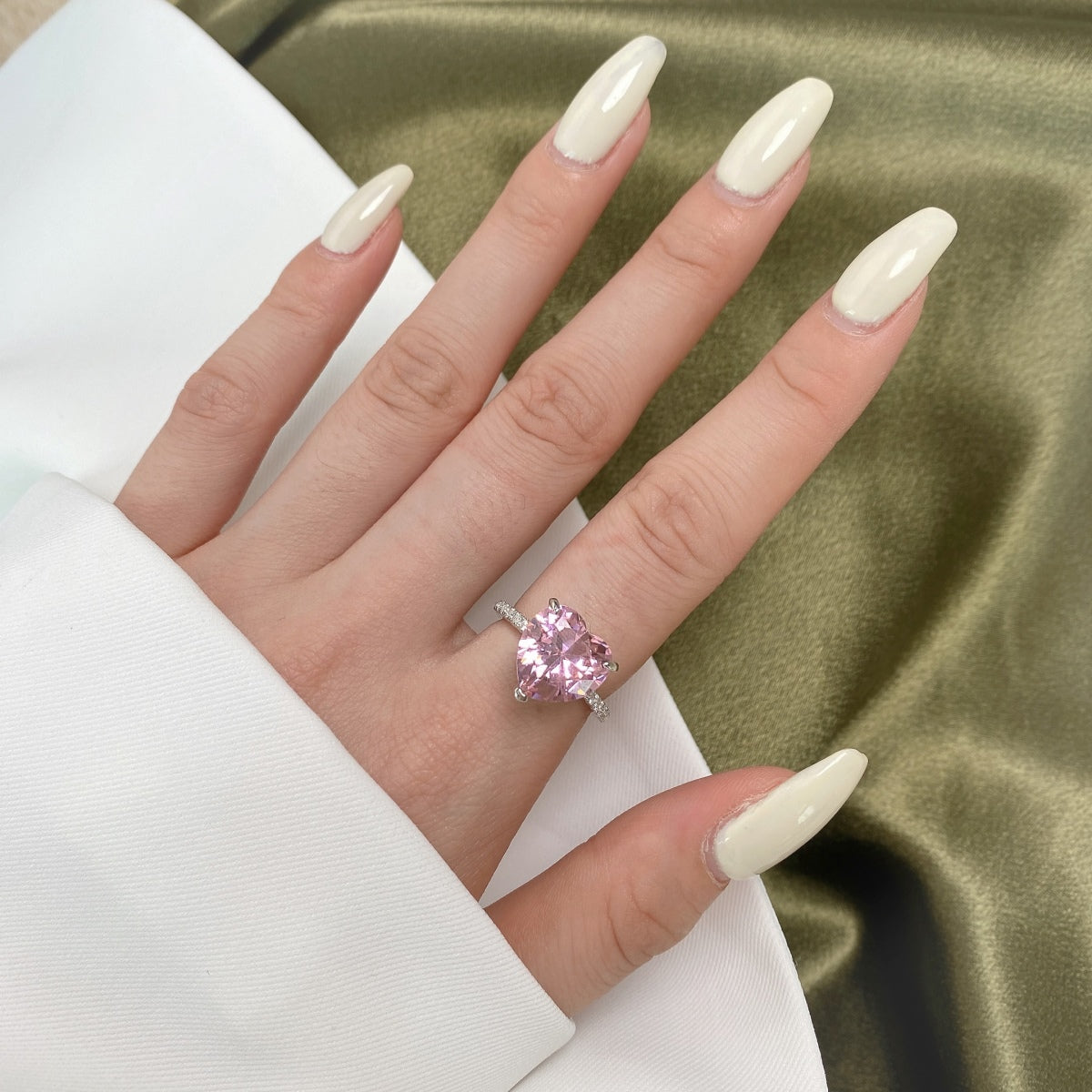 [Love's Uplift]6.0 Carat Luxurious Sparkling Romantic Heart Cut Lover Ring