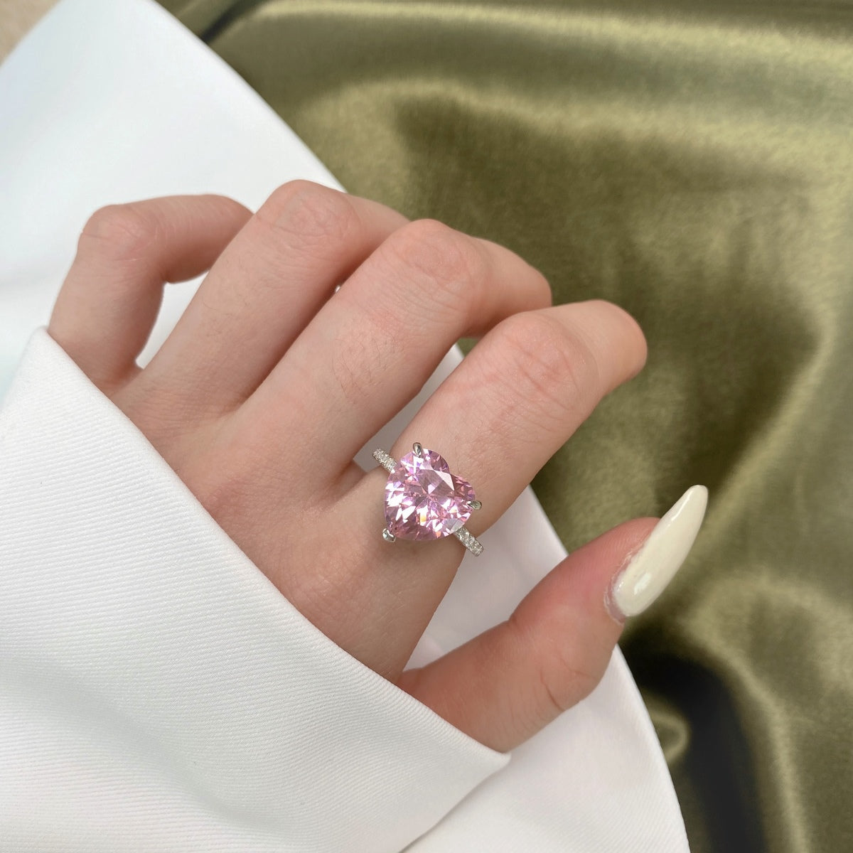 [Love's Uplift]6.0 Carat Luxurious Sparkling Romantic Heart Cut Lover Ring