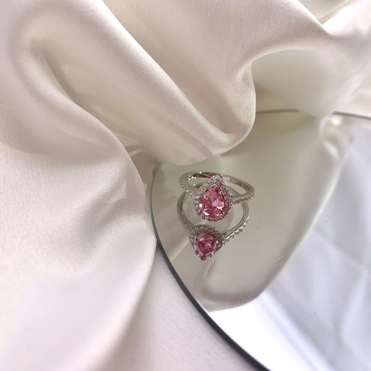 [Love's Uplift]1.0 Carat Luxurious Resplendent Water Drop Shape Wedding Ring