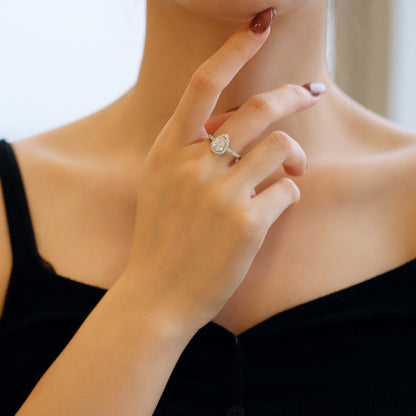 [Love's Uplift]1.0 Carat Luxurious Resplendent Water Drop Shape Wedding Ring