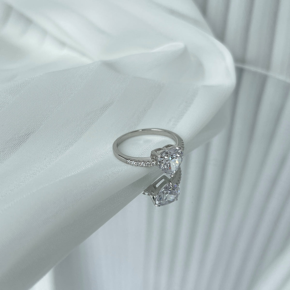 [Love's Uplift]2.0 Carat Dazzling Lustrous Heart Cut Lover Ring