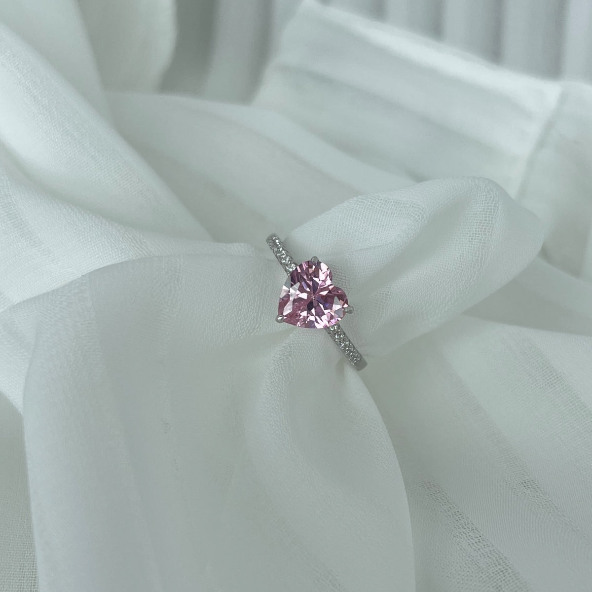 [Love's Uplift]2.0 Carat Dazzling Lustrous Heart Cut Lover Ring