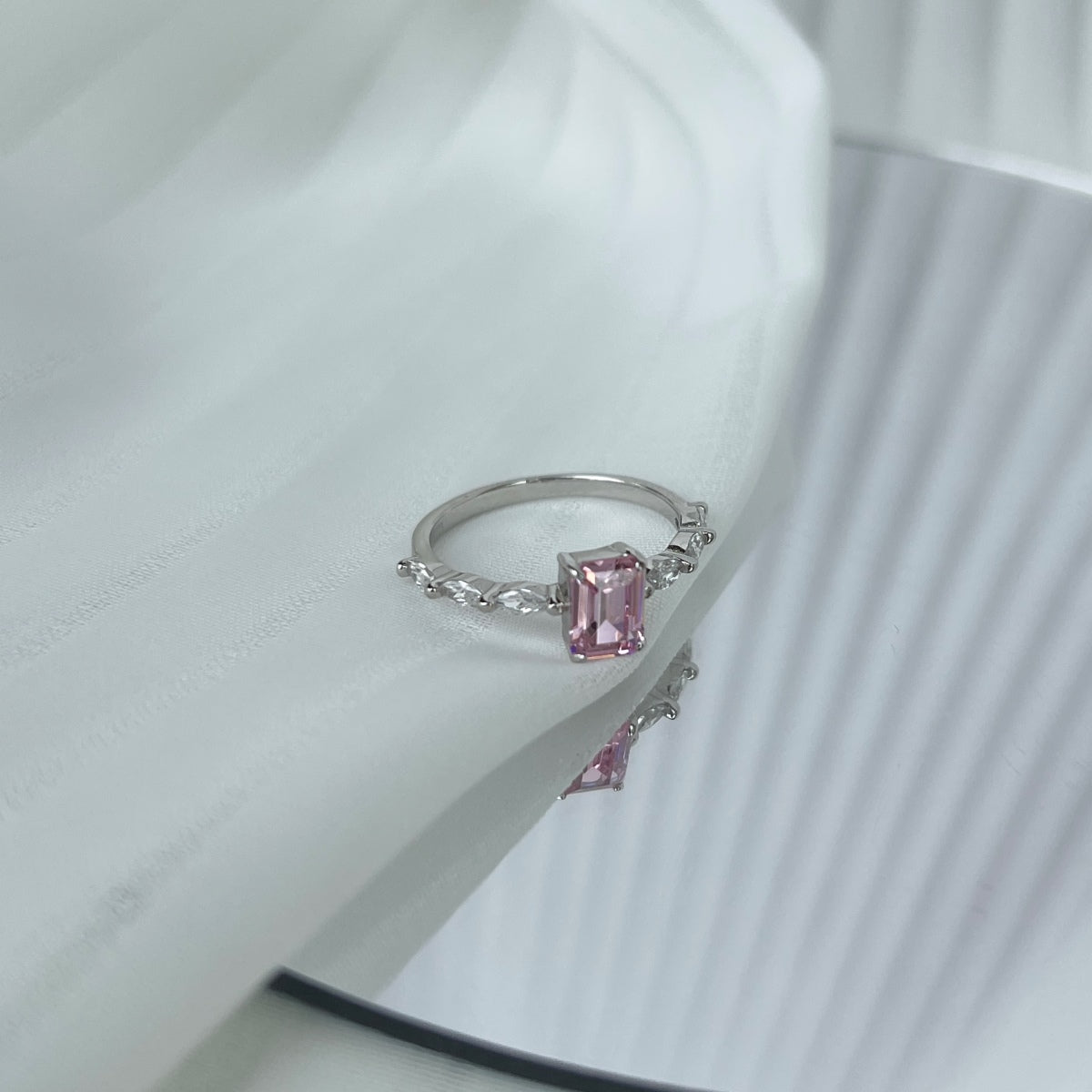 [Love's Uplift]1.0 Carat Dainty Resplendent Radiant Cut Daily Ring