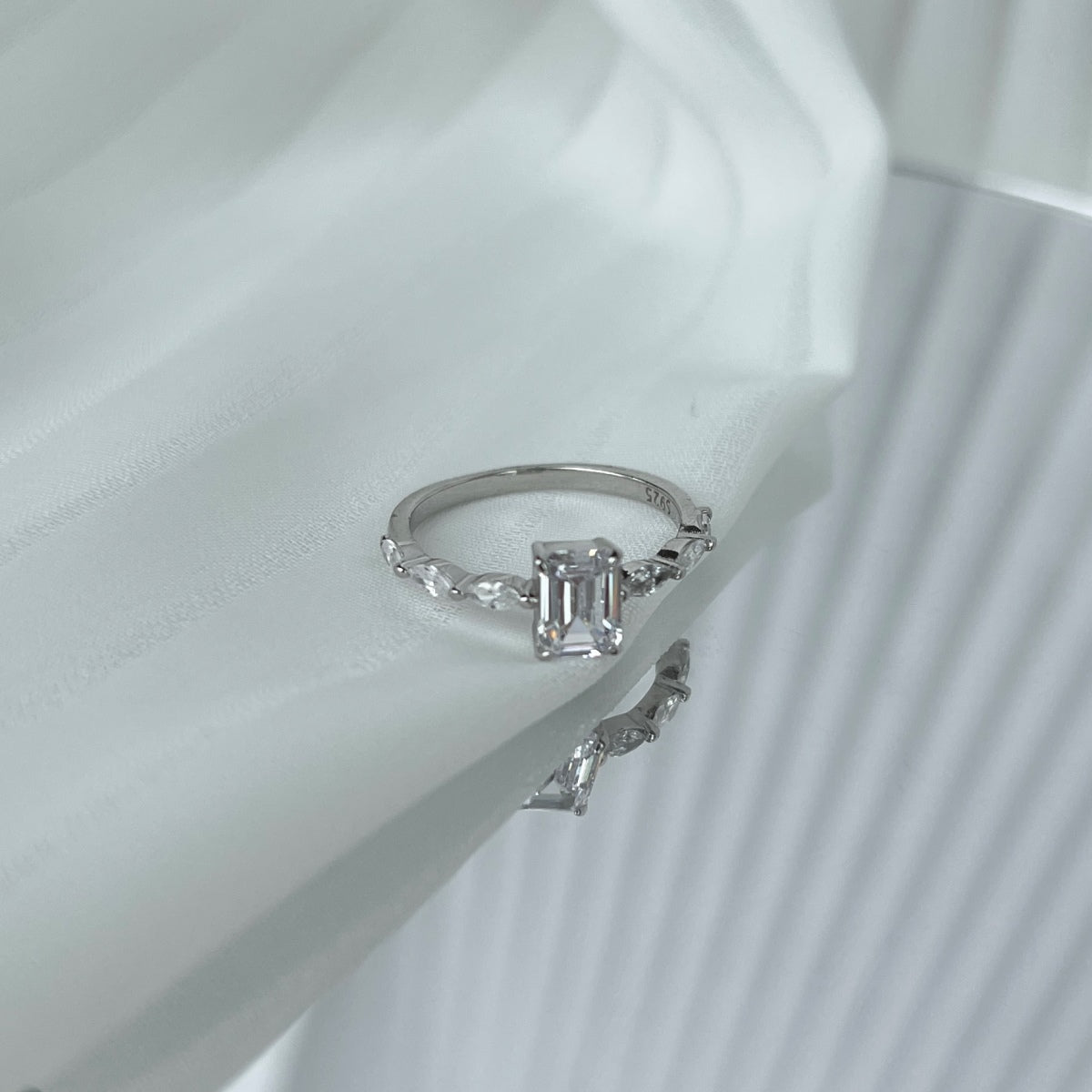 [Love's Uplift]1.0 Carat Dainty Resplendent Radiant Cut Daily Ring