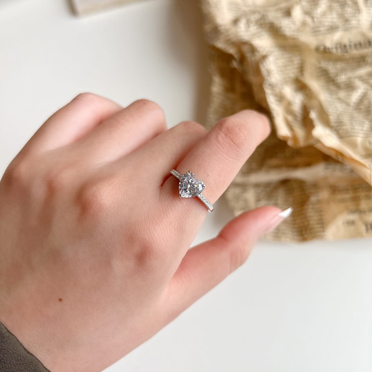 [Love's Uplift]2.0 Carat Dazzling Lustrous Heart Cut Lover Ring