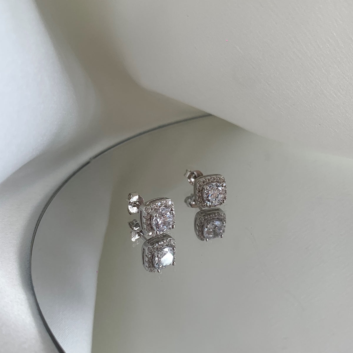 [Love's Uplift]Classic Round Center Stone Stud Earrings