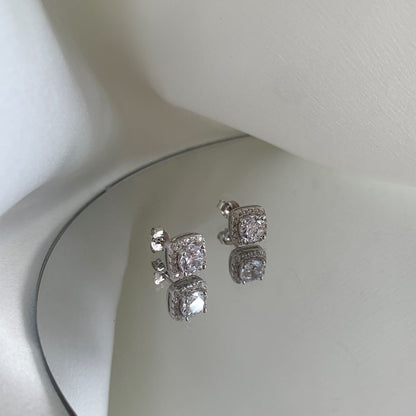 [Love's Uplift]Classic Round Center Stone Stud Earrings