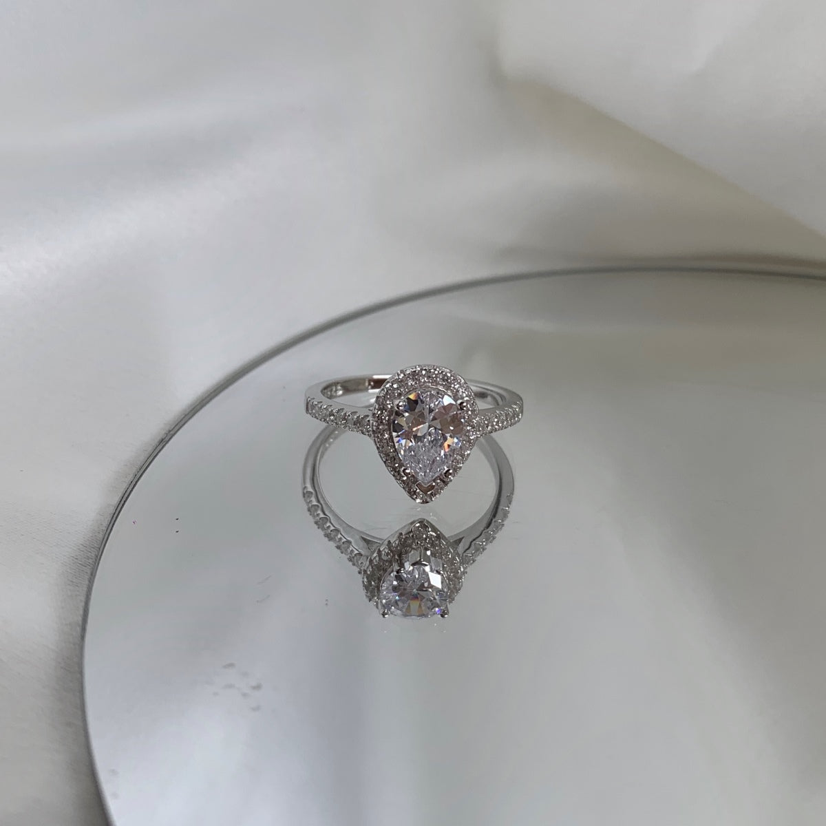 [Love's Uplift]1.0 Carat Luxurious Resplendent Water Drop Shape Wedding Ring