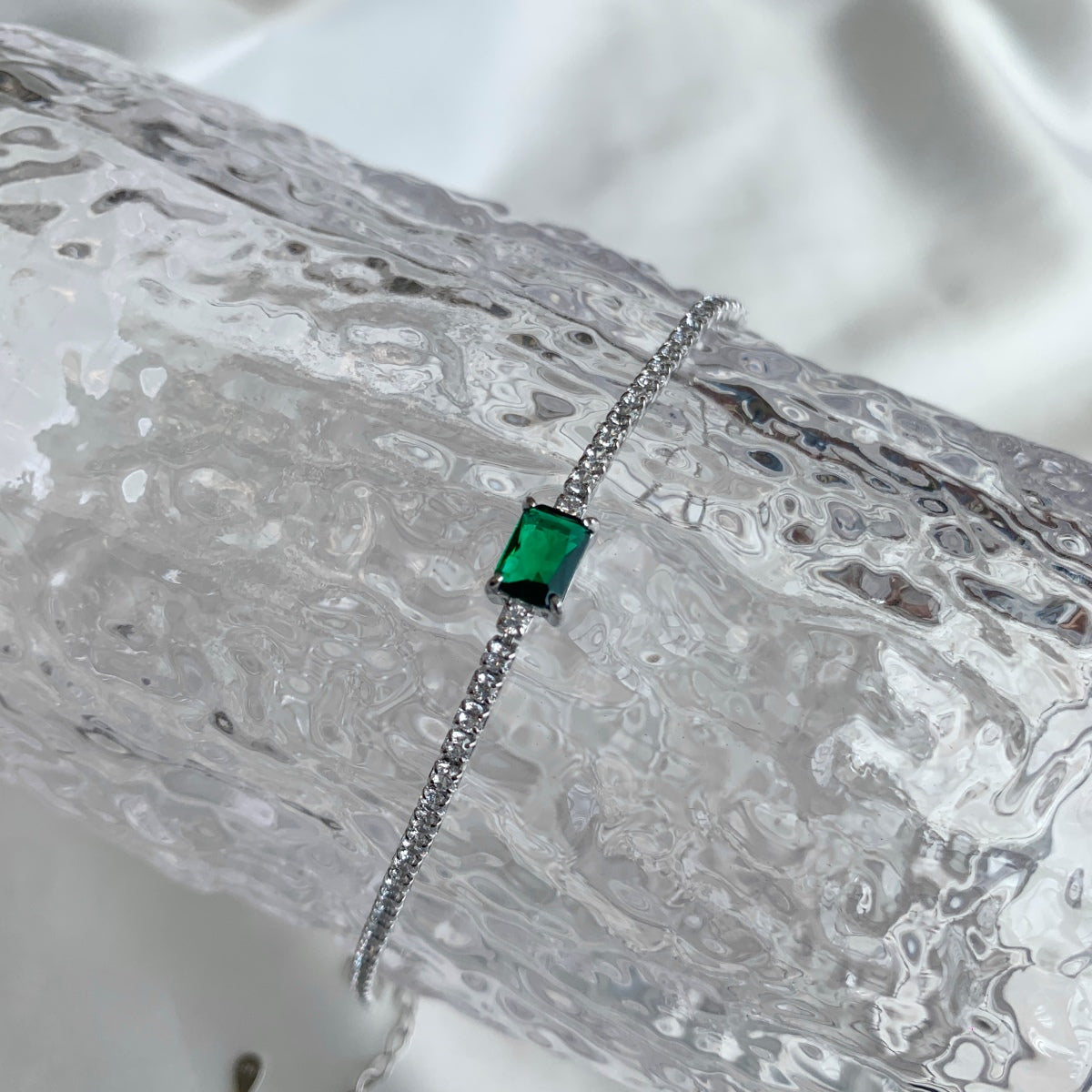 [Love's Uplift]1.0 Carat Unique Emerald Cut Banquet Bracelet