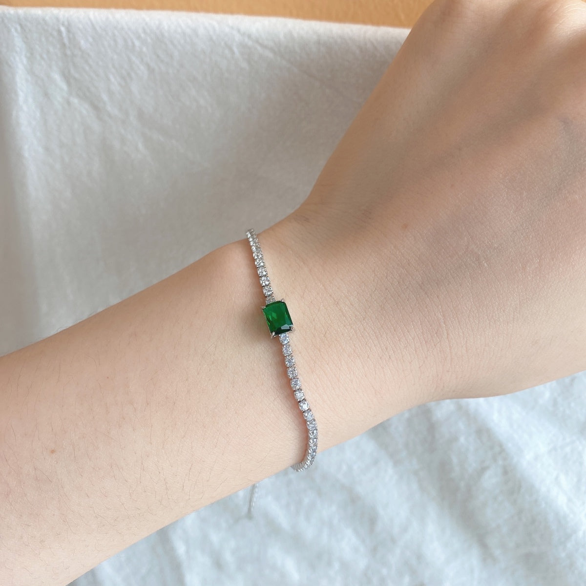 [Love's Uplift]1.0 Carat Unique Emerald Cut Banquet Bracelet