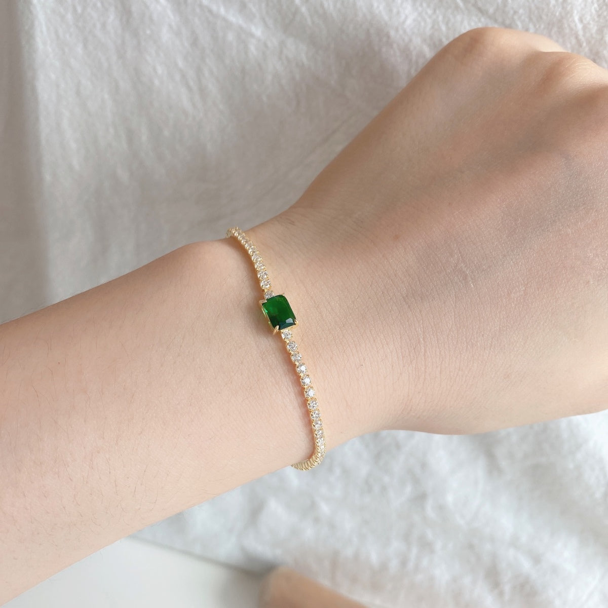 [Love's Uplift]1.0 Carat Unique Emerald Cut Banquet Bracelet