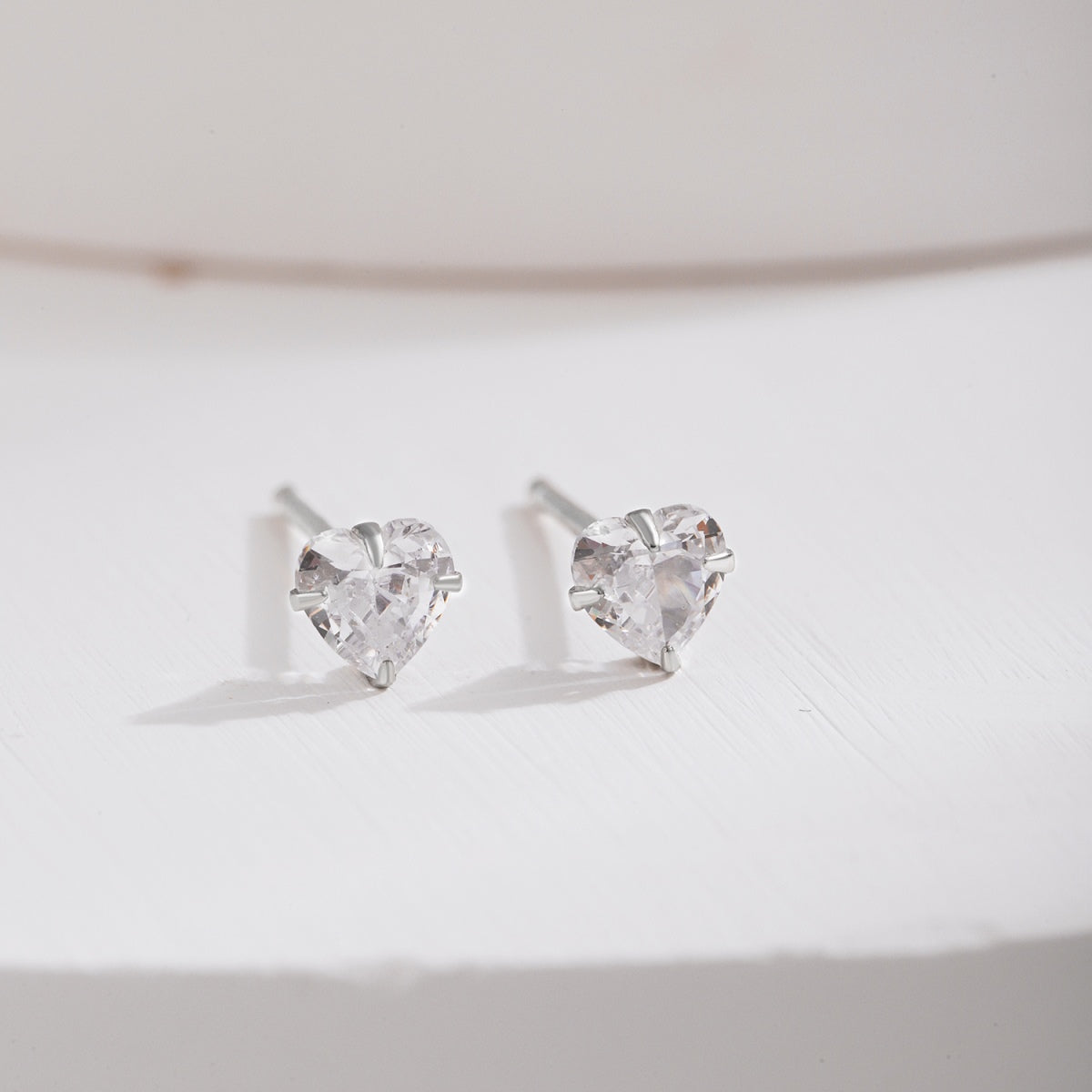 [Love's Uplift]Sparkling Heart Shaped Simple Earrings