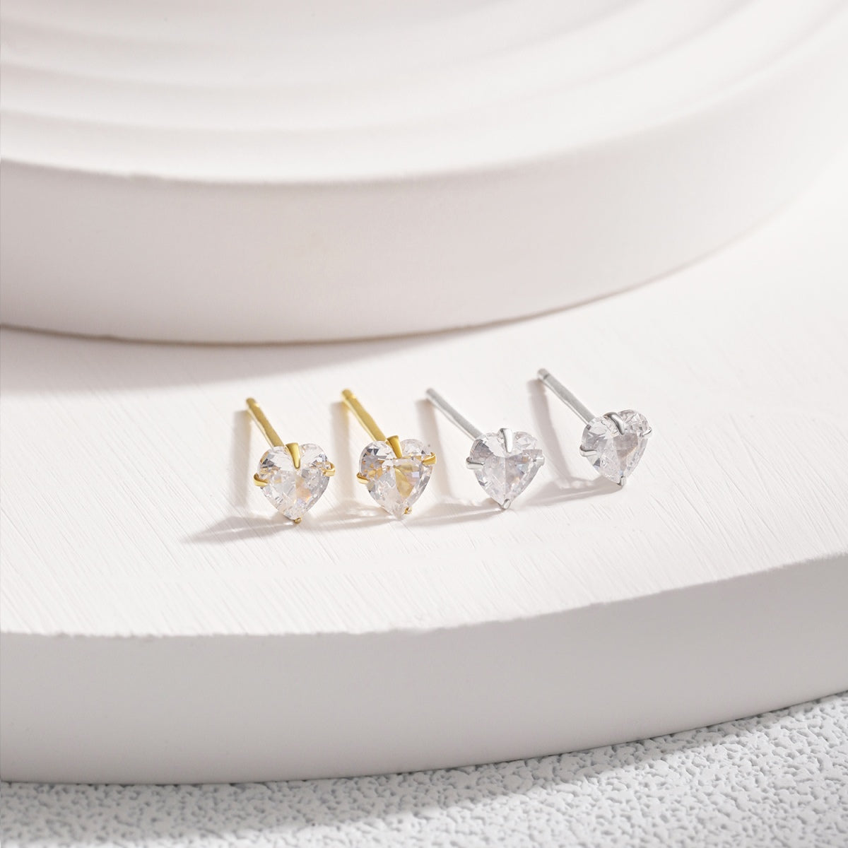 [Love's Uplift]Sparkling Heart Shaped Simple Earrings