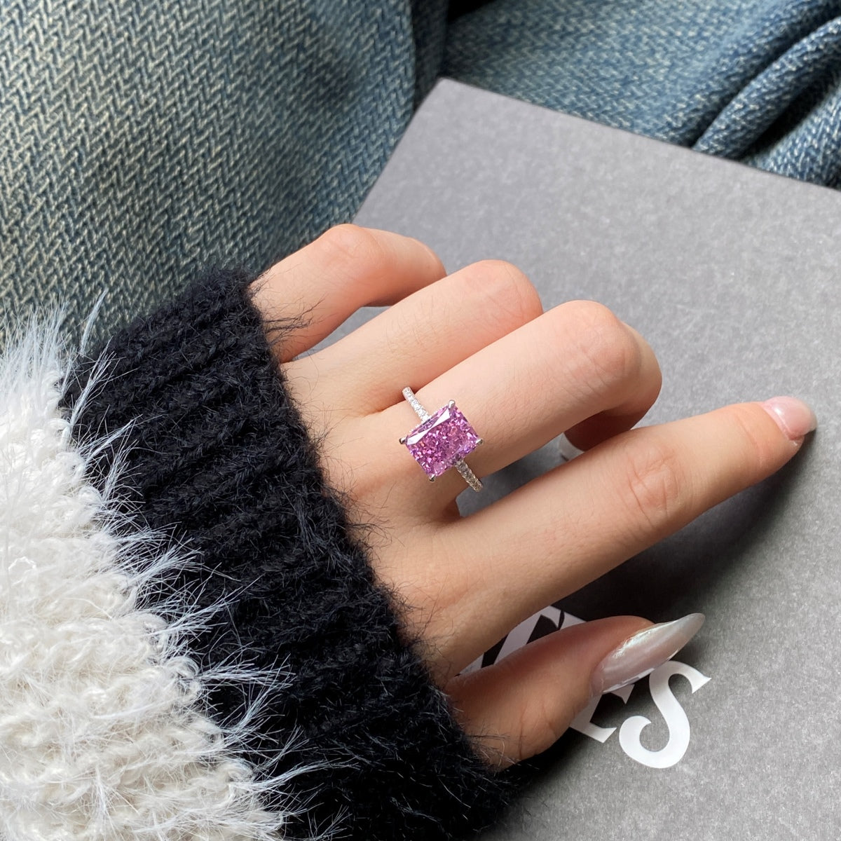 [Love's Uplift]4.0 Carat Luxurious Engagement Ring
