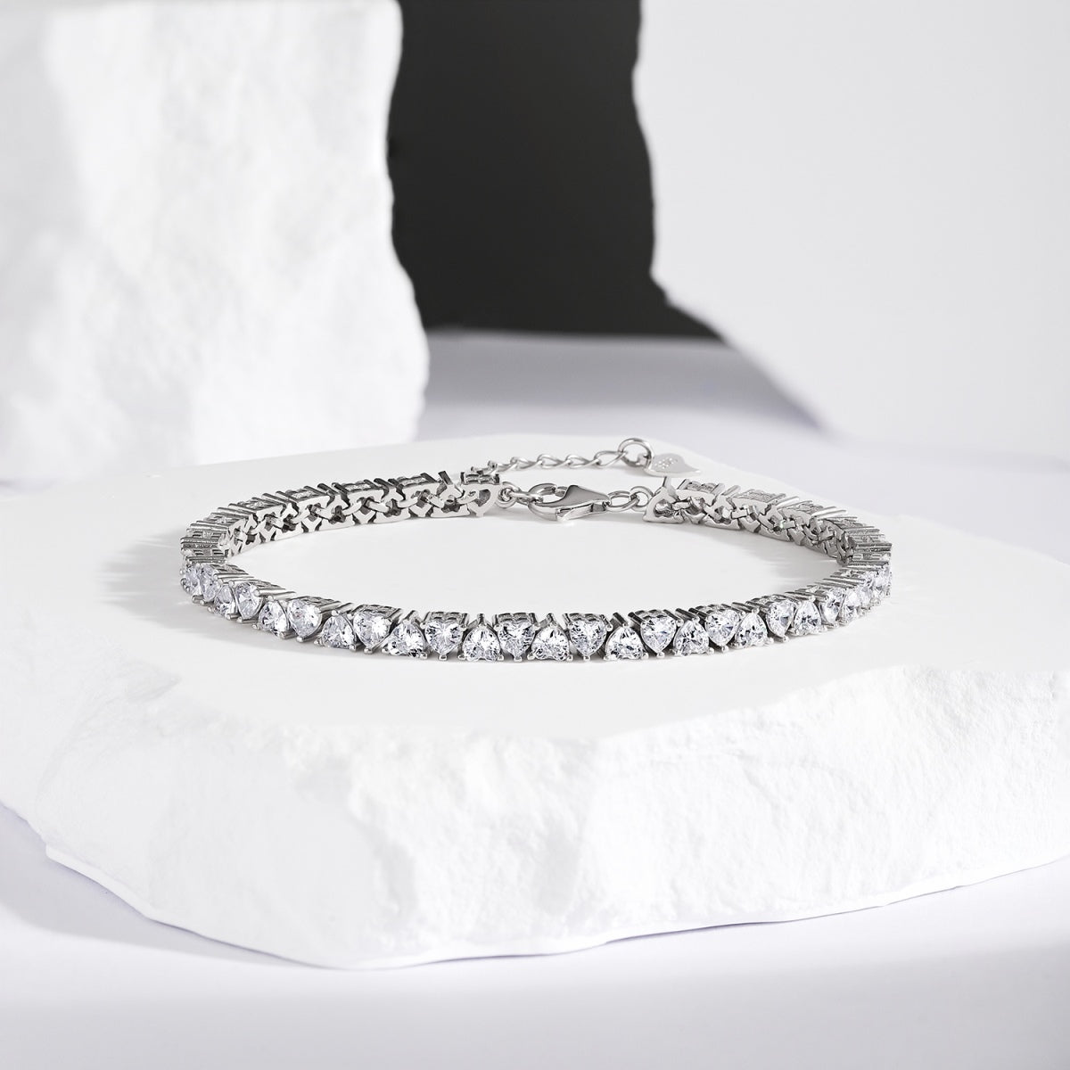 [Love's Uplift]Dazzling Romantic Heart Shape Lover Bracelet